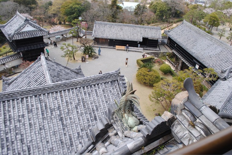 高知城の天守から本丸を見下ろす