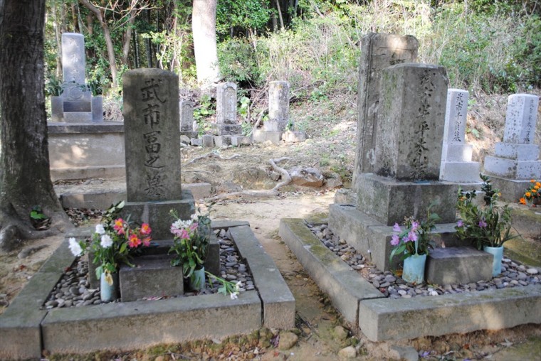 武市瑞山と妻･富の墓
