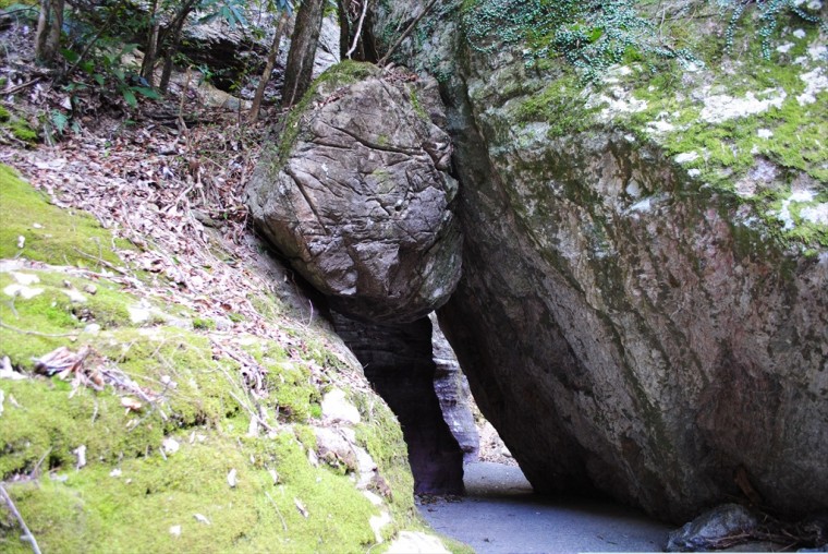 巨岩の間を抜ける道