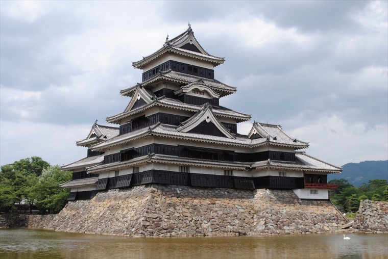 松本城を斜めから望む