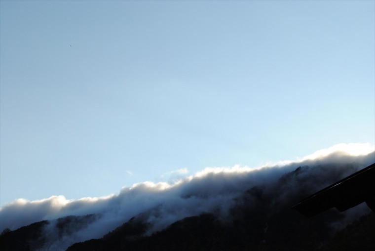 上高地の山頂から湧き出る雲
