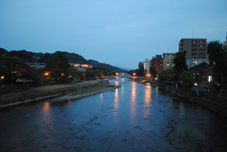 夕暮れの浅野川