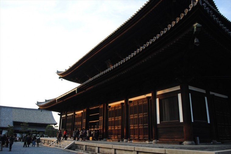 夕焼けの東福寺仏殿