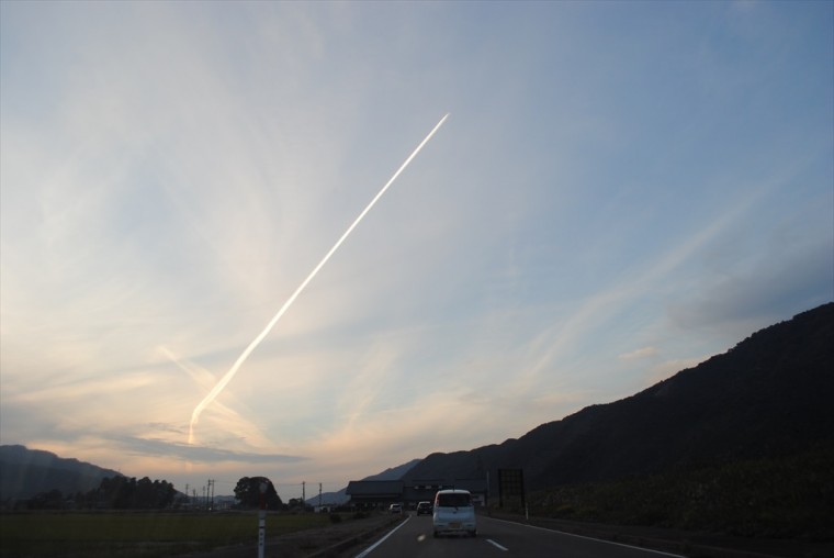 福井からの帰り道、飛行機雲
