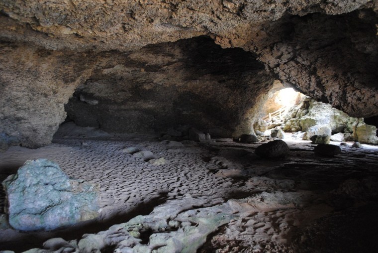 伊江島のニャティヤ洞の内部