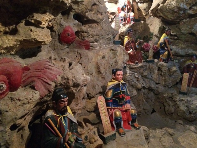 北海公園の地下洞窟の人形