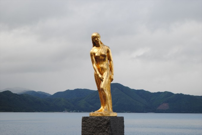田沢湖の辰子像
