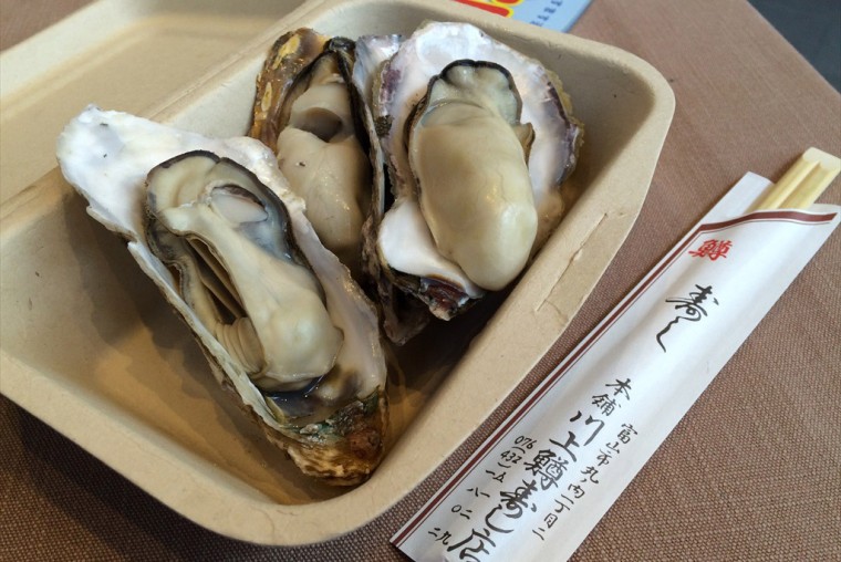 富山物産展の蒸し牡蠣