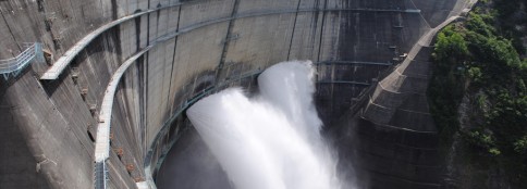 黒部ダムの観光放水